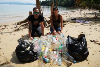 plastikflaschen am strand thailand